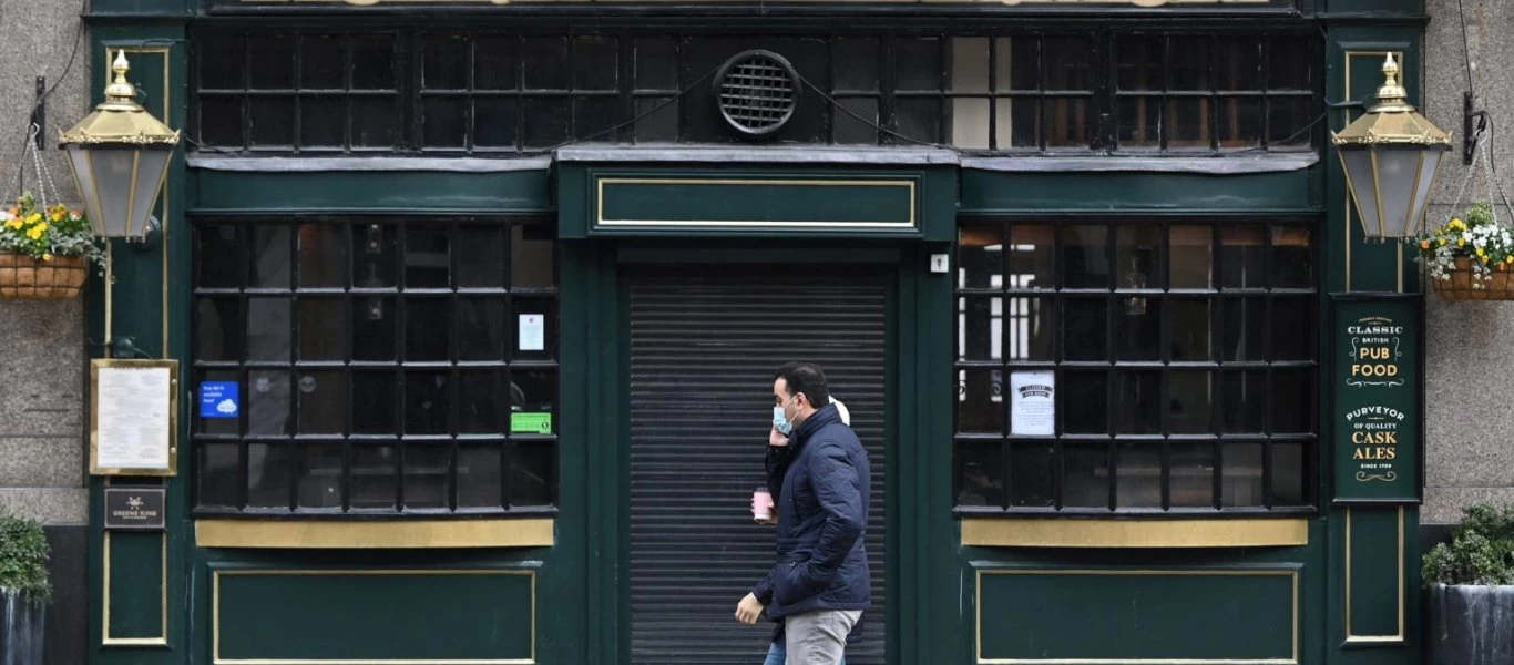 Με πιστοποιητικό εμβολιασμού η είσοδος σε γήπεδα και παμπ στη Βρετανία: Σήμερα οι ανακοινώσεις Μ.Τζόνσον